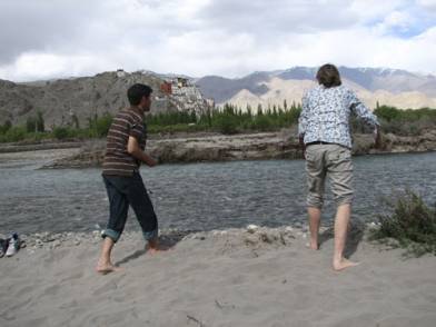 Andreas Catanese and Andre Alexander at the banks of the Indus river (Lala07)