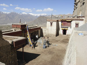 Gonpa Soma courtyard before paving: the sand surface turns muddy after rain or snow Gonpa Soma courtyard before paving: the sand surface turns muddy after rain or snow
